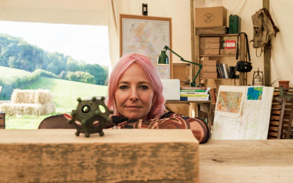 Professeur Alice Roberts avec le dodécaèdre