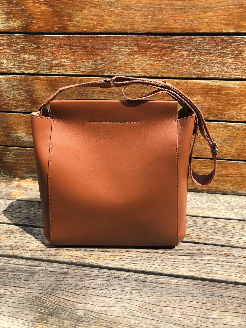 Everlane’s form bag in cognac. (Photo: Julie Tong)