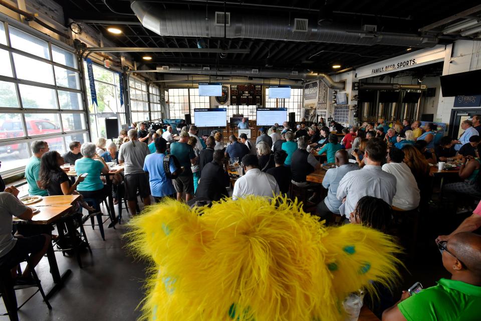 A standing-room-only crowd filled Strings Sports Brewery in Springfield on Monday to hear a presentation by the Jaguars about a proposed rebuild of TIAA Bank Field that would add a shade-providing roof among other improvements.