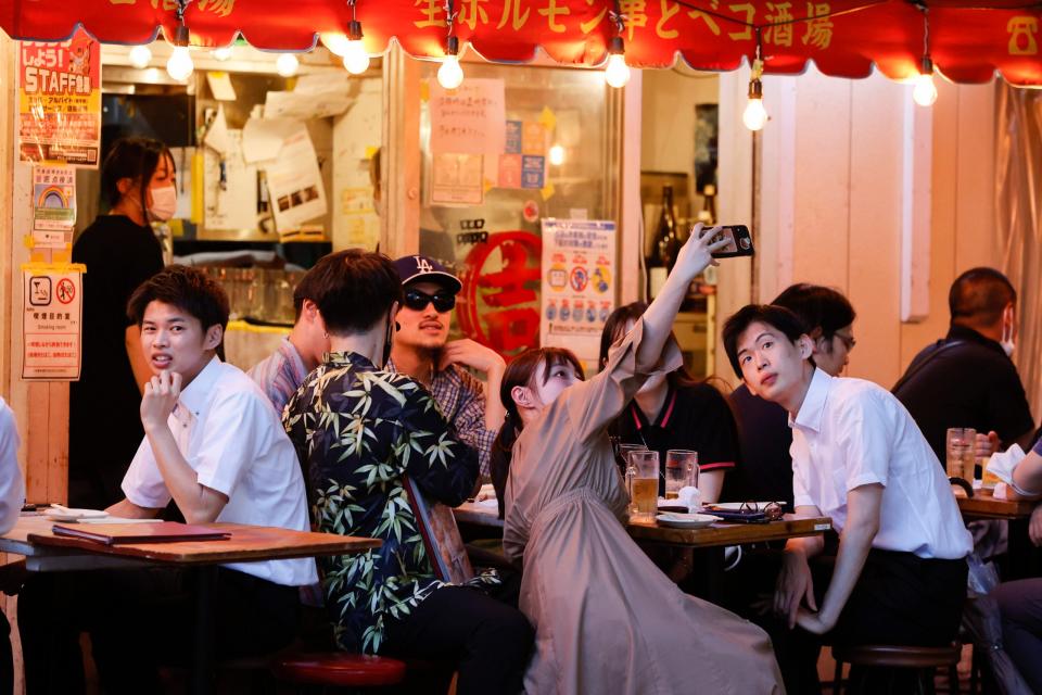 Japans Jugend soll mehr Alkohol trinken, weil die Steuereinnahmen für Hochprozentiges eingebrochen sind. - Copyright: picture alliance/ZUMAPRESS.com: Rodrigo Reyes Marin