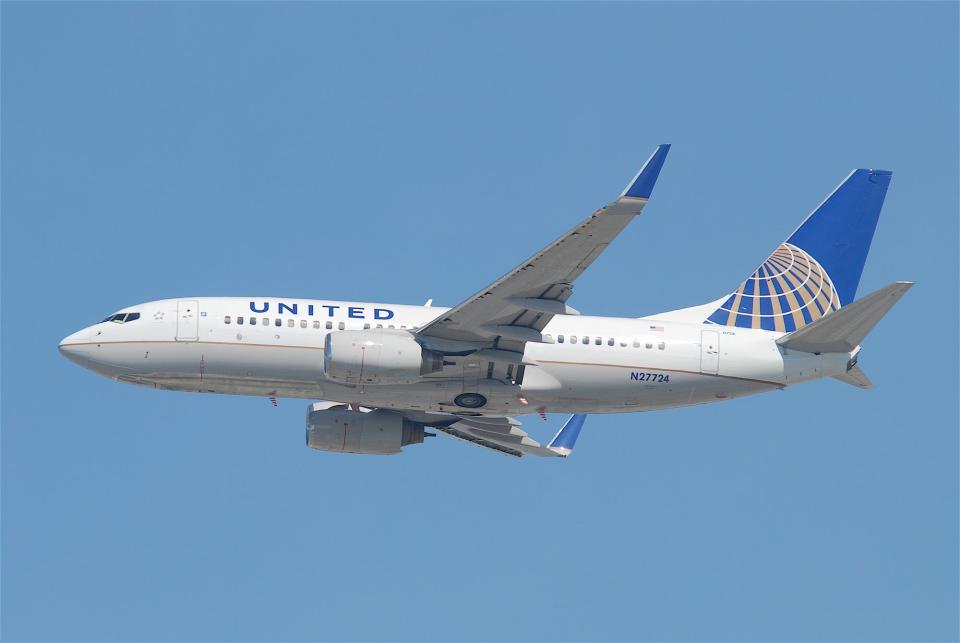 United Boeing 737 700