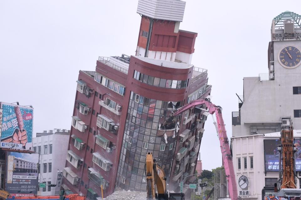 0403地震傾倒的天王星大樓，今天(5日)起開始拆除作業。花蓮縣政府提供