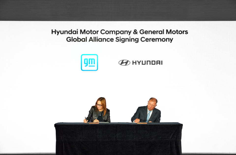 GM Chair and CEO Mary Barra and Hyundai Motor Group Executive Chair Euisun Chung sign a Memorandum of Understanding to explore collaboration on vehicles, supply chain and clean-energy technologies (credit GM).