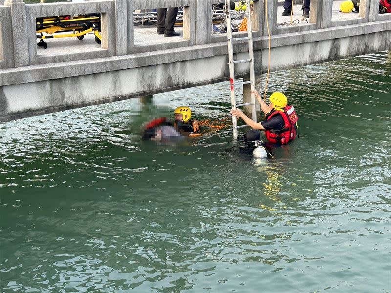 60多歲的陳姓男子，今午獨自前往鳥松區澄清湖九曲橋，疑在橋上自拍失足溺斃。（圖／記者陳弘逸翻攝）