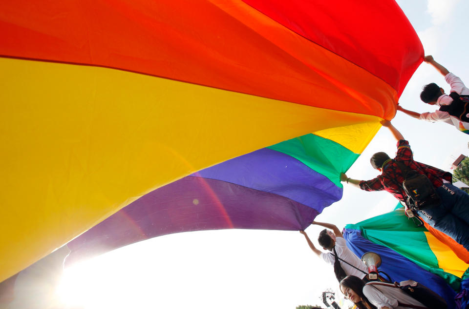 <p>Mitglieder der LGBT-Szene tragen während einer Parade eine Regenbogenflagge durch die Straßen von Taipeh. Mit einem Beschluss des Verfassungsgerichts im Mai 2017 ist Taiwan das erste asiatische Land, das die gleichgeschlechtliche Ehe anerkennt. (Bild: AP Photo) </p>
