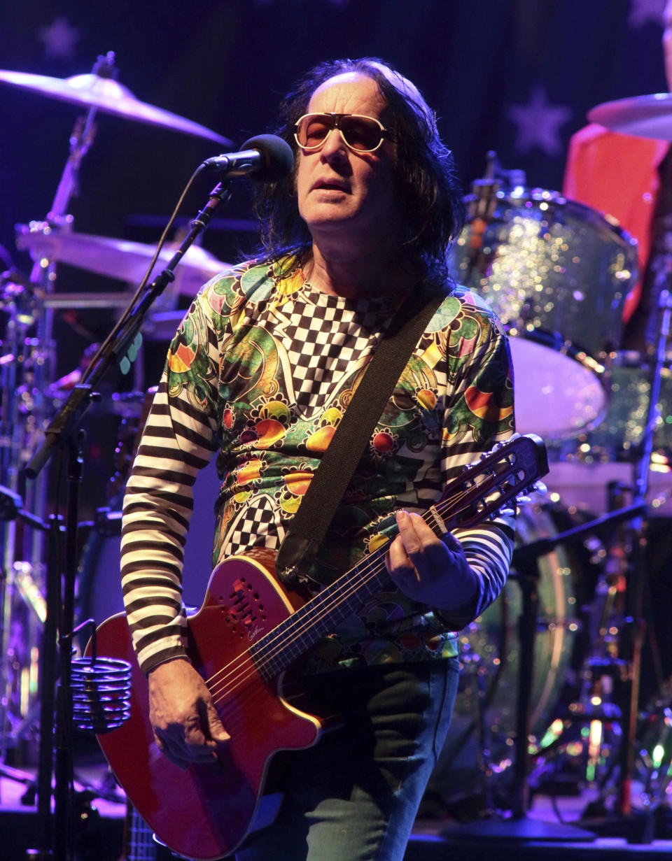 ARCHIVO - Todd Rundgren da un concierto con Ringo Starr y su All Starr Band en Baltimore el 28 de octubre de 2015. Rundgren será incorporado al Salón de la Fama del Rock & Roll el 30 de octubre de 2021. (Foto por Owen Sweeney/Invision/AP, Archivo)