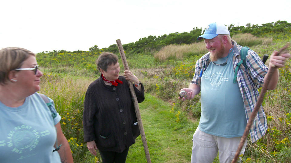 Martha Teichner with Jackie and Dave Carpenter, who spotted a glass float on the trail.  / Credit: CBS News