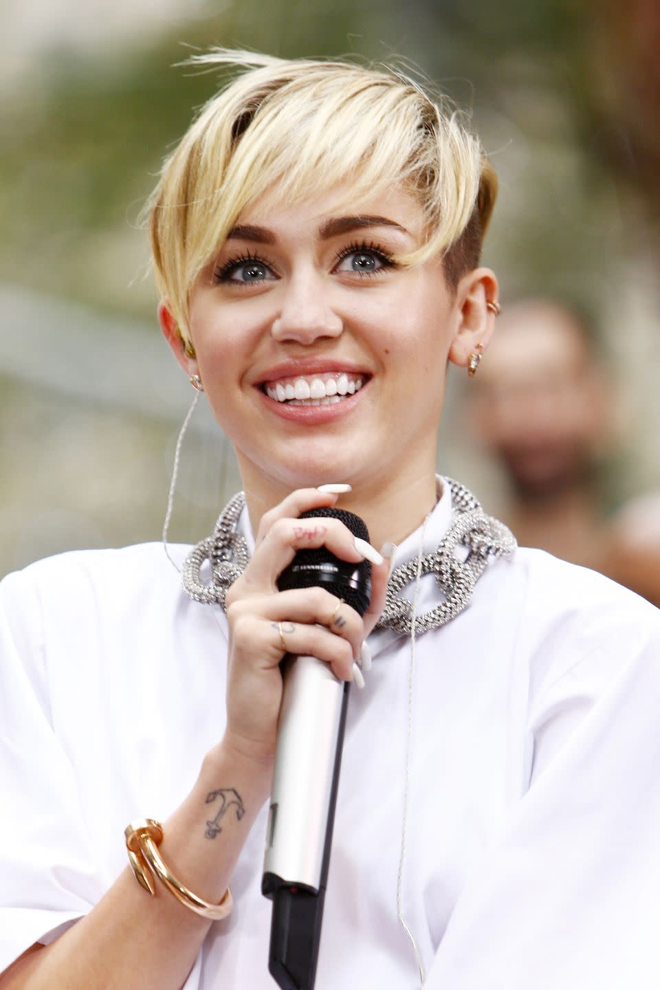 Hair, Hairstyle, Blond, Lip, Microphone, Smile, Photography, Audio equipment, 