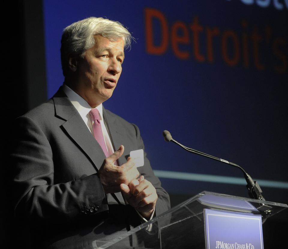 <b>Jamie Dimon</b>, al timone di Jp Morgan, non raccoglie certo più consensi. Nelle motivazioni a suo carico c'è quella secondo cui avrebbe "rafforzato le infrastrutture di controllo" e i "business centrali" del gruppo. Nelle contestazioni dei dipendenti e nei bilanci di fine anno, Jp Morgan ha centrato il primo trimestre in perdita e ha dovuto pagare più di 20 miliardi di dollari per la risoluzione di controversie legali.