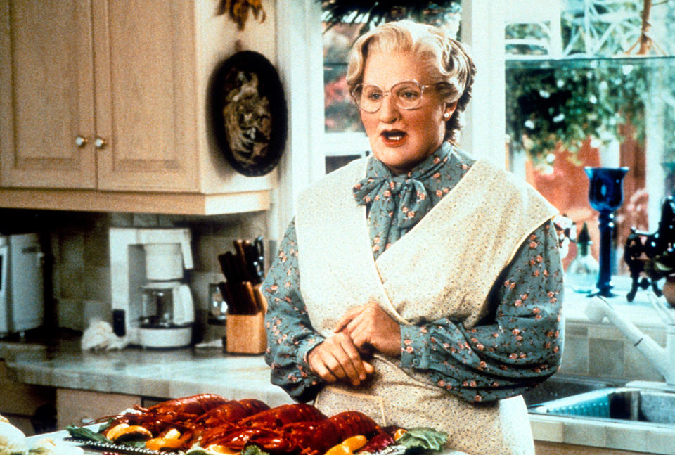 Robin Williams en la cocina en una escena de 'Sra. Doubtfire', 1993. (Photo by 20th Century-Fox/Getty Images)