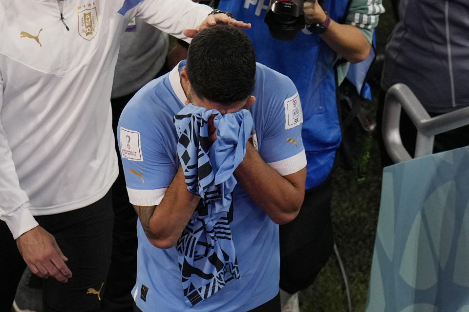El delantero uruguayo Luis Suárez llora al final del partido contra Ghana por el Grupo H del Mundial, el viernes 2 de diciembre de 2022, en Rayán, Qatar. Uruguay ganó 2-0 pero queda eliminada. (AP Foto/Aijaz Rahi)
