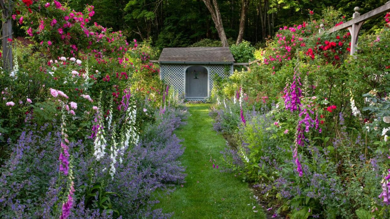 a small building in a garden