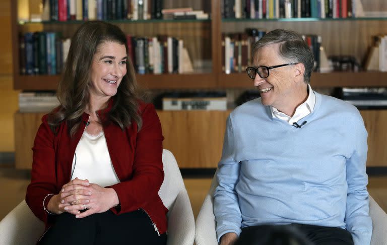 En esta imagen del 1 de febrero de 2019, Bill y Melinda Gates se sonríen el uno al otro durante una entrevista en Kirkland, Washington. (AP Foto/Elaine Thompson, Archivo)