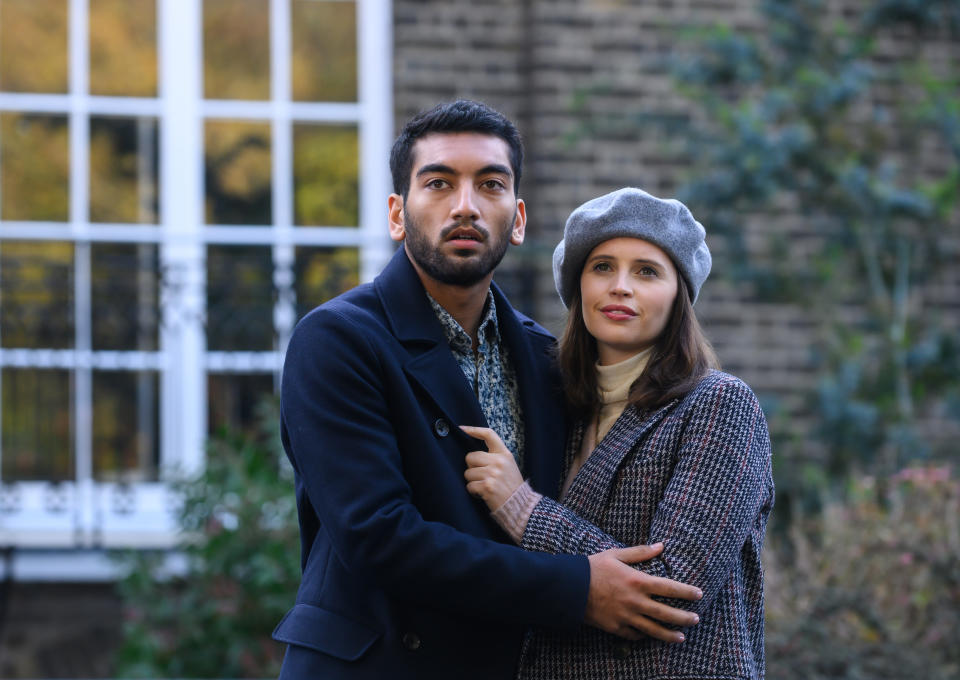 Nabhaan Rizwan as Rory McCallan and Felicity Jones as Ellie Haworth in The Last Letter From Your Lover.<span class="copyright">Parisa Taghizadeh—Netflix</span>