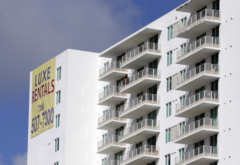 Un cartel anuncia apartamentos libres para alquilar en Miami. (AP Photo/Lynne Sladky, File)