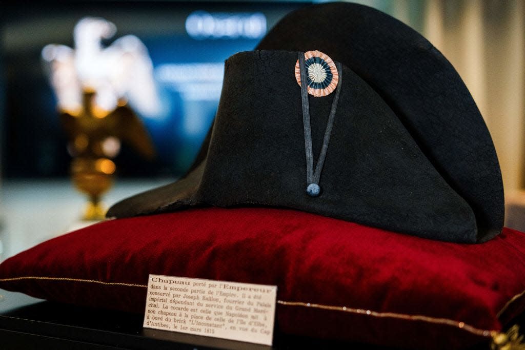 Der Hut von Napoleon im Auktionshaus Osenat in Paris am 6. November 2023. - Copyright: DIMITAR DILKOFF/Getty Images