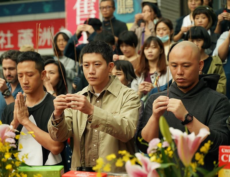 《溟溟》劇組一同上香祈求拍片順利。（圖／華映提供）