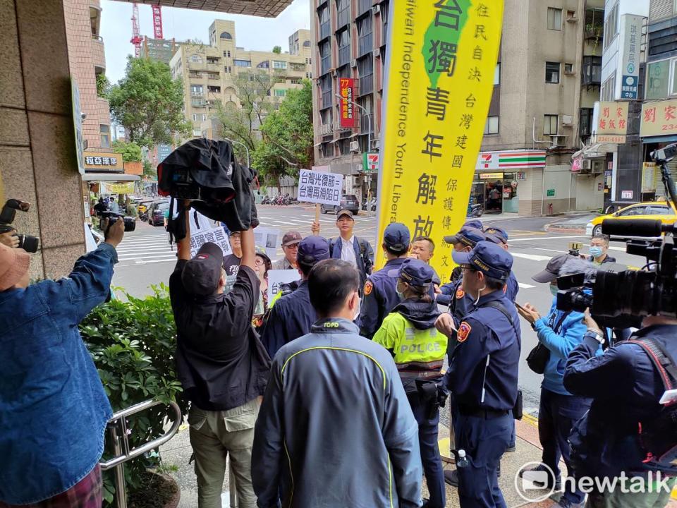 台灣國不滿國民黨慶祝台灣光復節。   圖：黃建豪/攝