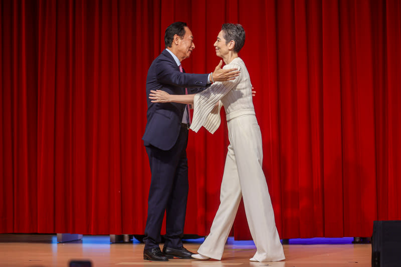 宣布投入2024總統大選的鴻海創辦人郭台銘（左）舉行記者會介紹副總統人選為藝人賴佩霞（右）， 兩人在台上擁抱致意。（中央社）