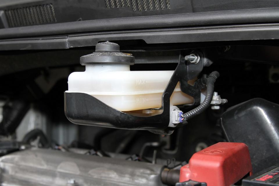 煞車油的檢查首重油量是否足夠，觀察油量是否落於油壺上所標示的高低標間，若過低則直接添加即可，且若能添加原來的煞車油是最好的選擇，若沒有與油壺內相同的煞車油，則添加DOT 4號的煞車油也可替代。