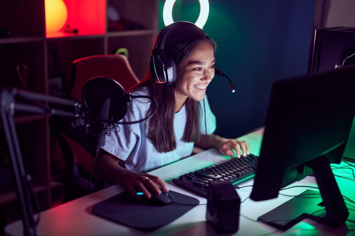 <a href="https://www.shutterstock.com/es/image-photo/young-beautiful-hispanic-woman-streamer-playing-2261538967" rel="nofollow noopener" target="_blank" data-ylk="slk:Krakenimages.com / Shutterstock;elm:context_link;itc:0;sec:content-canvas" class="link ">Krakenimages.com / Shutterstock</a>