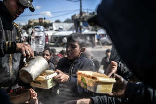 Des enfants palestiniens lors d’une distribution de nourriture organisée par des associations caritatives, le 1ᵉʳ février 2024, à Rafah (Gaza). Dans l’enclave, les Palestiniens souffrent de famine extrême. . PHOTO ABED ZAGOUT/Anadolu/AFP