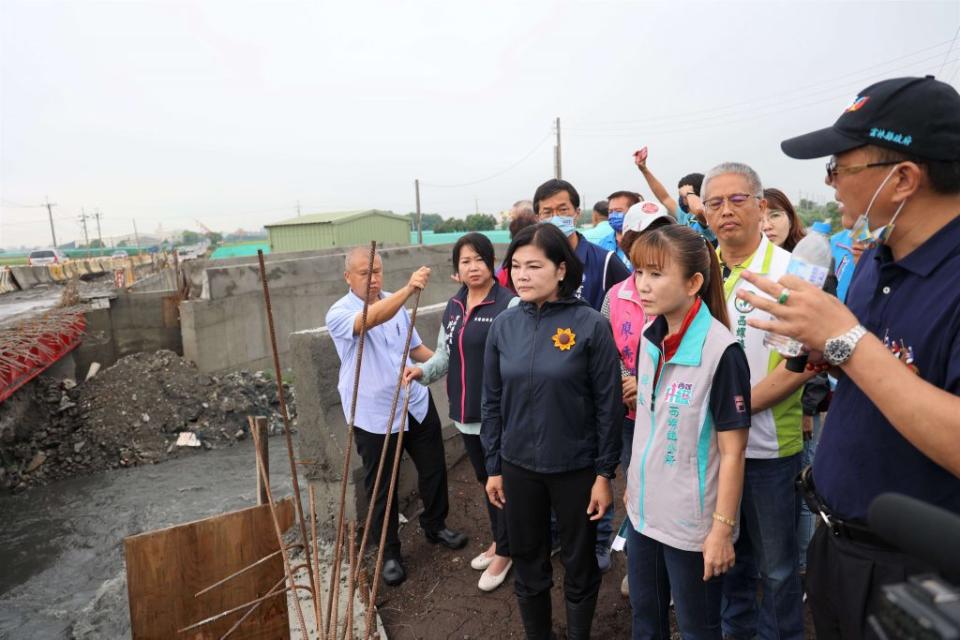 雲縣道一四五西螺魚寮一號橋梁工程，施工二年工程延宕引民怨。（記者陳正芬攝）