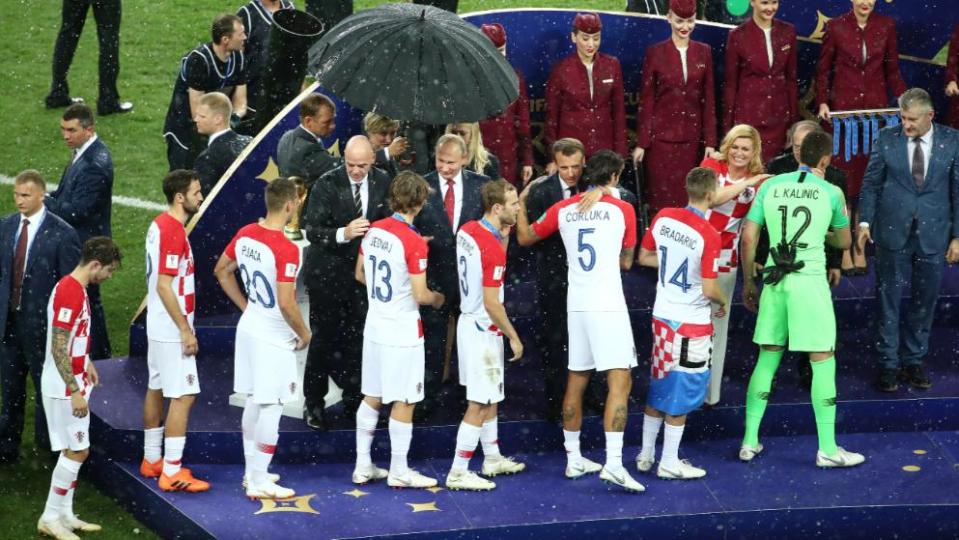 Nur einer hat hier einen Schirm – ja wer wohl? Ego-Shooter Wladimir Putin! Foto: Getty Images