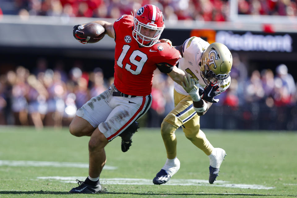 ATHENS, GA – NOVEMBER 26: Brock Bowers #19 of the Georgia Bulldogs is called for a facemask against Zamari Walton #7 of the Georgia Tech Yellow Jackets negating a first down in the first half at Sanford Stadium on November 26, 2022 in Athens, Georgia. (Photo by Todd Kirkland/Getty Images)