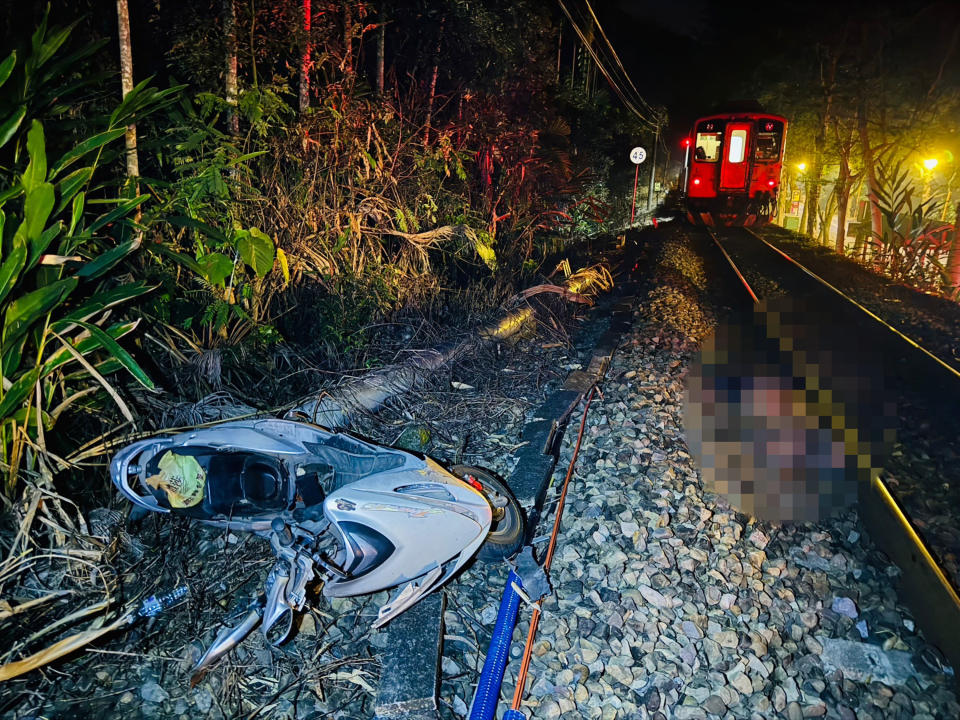 台鐵集集支線龍泉車站附近隘埔巷平交道30日發生火車與機車相撞車禍，南投縣消防局獲報到場發現一名年約60歲男性倒在鐵軌旁，頭蓋骨破裂已明顯死亡。
（圖／南投縣消防局提供）