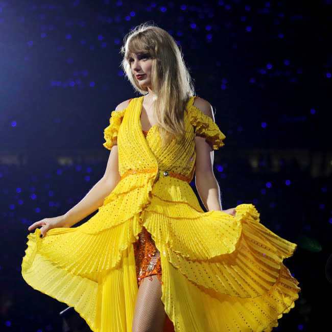 Taylor Swift se acerca a familia de fan fallecida credit:Bang Showbiz
