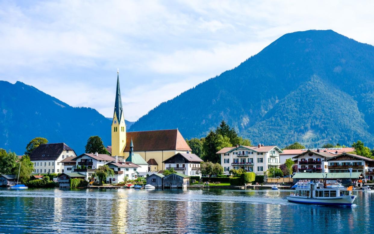 Corona-Hotspot Miesbach: Ausgerechnet die malerische Region um Tegernsee (Bild) und Schliersee hat mit hohen Infektionszahlen zu kämpfen. (Bild: iStock / FooTToo)