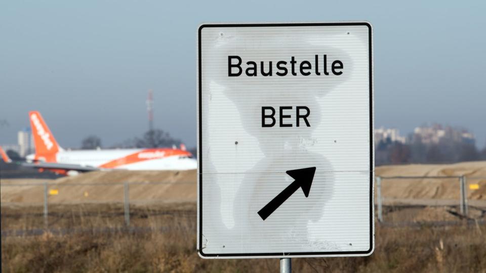 Hinweisschild an der Zufahrt zur Baustelle des Hauptstadtflughafens BER. Foto: Ralf Hirschberger