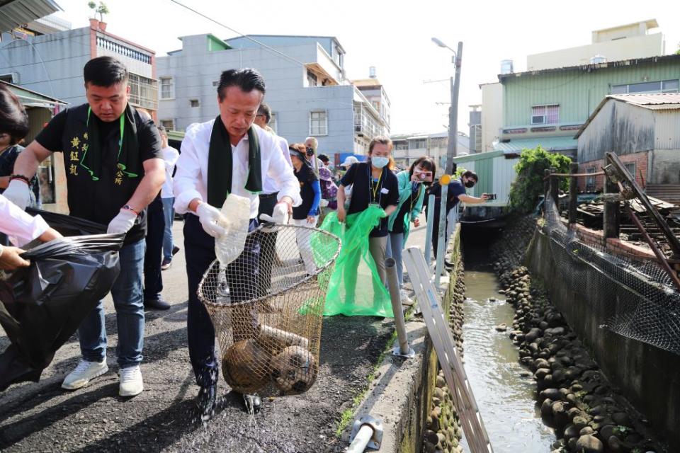 嘉義縣推動「村里清潔大作戰」，村民巧思打造角落公園。（記者張翔 翻攝）