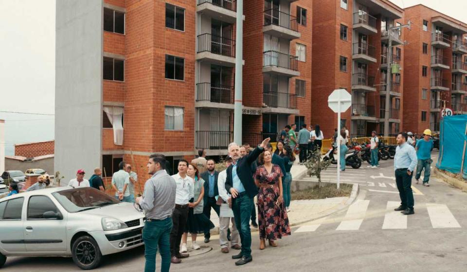 Más de 100 familias recibieron su vivienda propia de Constructora Capital, que es donde trabajan. Foto: Constructora Capital