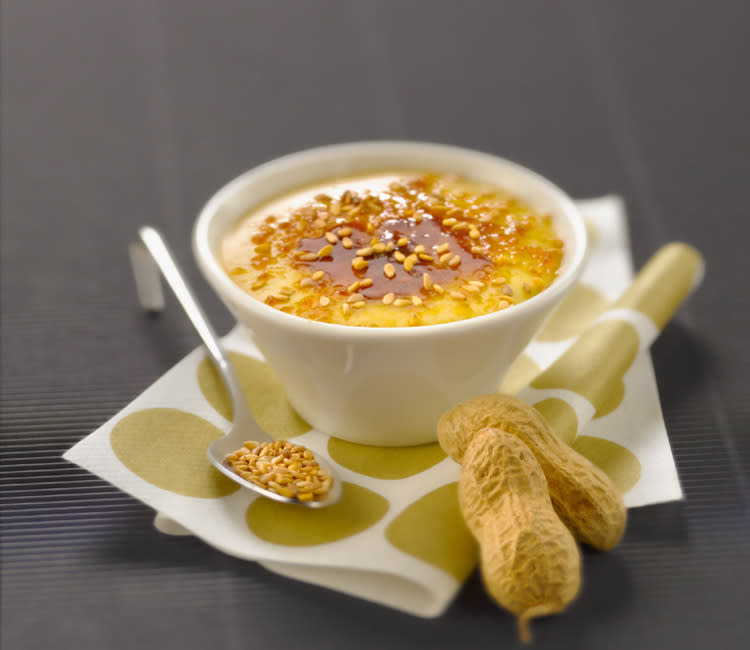 Crème brûlée de crema de cacahuete con semillas de sésamo