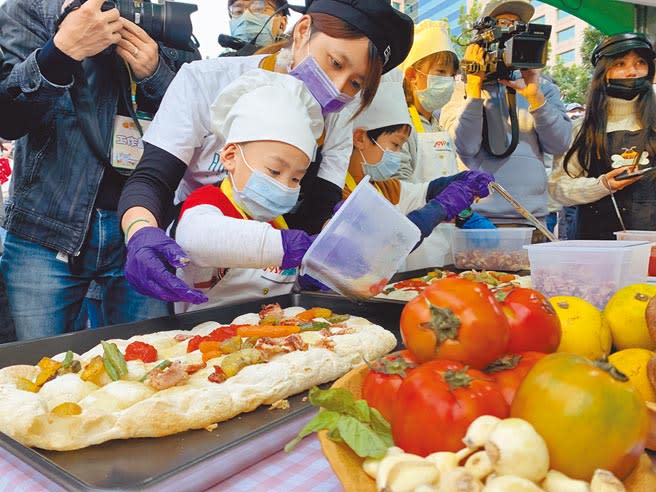 新北市農業局5日舉辦「耶誕惜食分享節」，利用NG蔬果製作越南春捲、義式披薩等異國料理。（許哲瑗攝）