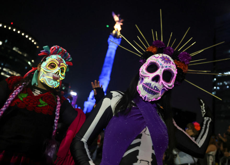 Personas disfrazadas participan en el Desfile de la Catrina como parte de las celebraciones del Día de Muertos, en la Ciudad de México, México, el 22 de octubre de 2023.
