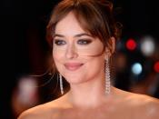 So war vorab auch festgelegt worden, wie viel nackte Haut von Dakota Johnson (Bild) und Jamie Dornan in "Fifty Shades of Grey" zu sehen sein würde: "Sie hatten beide Verträge, was gezeigt werden darf und was nicht", verriet Sam Taylor-Johnson, die Regisseurin des ersten Teils dem "Mirror". (Bild: Eamonn M. McCormack/Getty Images)