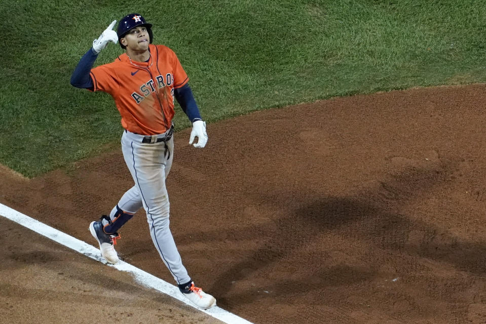 Jeremy Peña celebra tras conectar un jonrón para los Astros de Houston ante los Filis de Filadelfia en el quinto juego de la Serie Mundial, el jueves 3 de noviembre de 2022. (AP Foto/Matt Slocum)