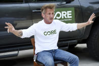 En esta foto del 8 de abril de 2020, el actor y activista Sean Penn, fundador de la organización sin ánimo de lucro CORE, durante una entrevista en su casa en Malibú, California. El actor ganador del Oscar se asoció con la oficina del alcalde de Los Ángeles Eric Garcetti y el departamento de bomberos de la ciudad para distribuir de manera segura pruebas de COVID-19 desde el auto a personas con síntomas del virus. (AP Foto/Chris Pizzello)