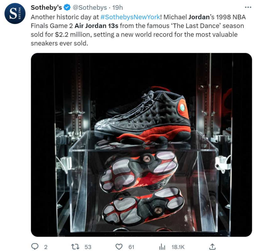 這雙天價球鞋更加奠定喬丹在體育收藏品界中無法撼動的地位。（圖／翻攝自推特）