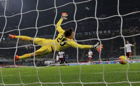 AS Roma's goalkeeper Wojciech Szczesny tries to save as Inter Milan's Gary Medel shoots to score during their Italian Serie A soccer match at the San Siro stadium in Milan, Italy, October 31, 2015. REUTERS/Stefano Rellandini