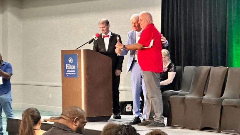 El periodista cubano de el Nuevo Herald Jorge Ebro posa tras recibir la placa que lo acredita como miembro del Salón de la Fama del Boxeo de Florida, en la ceremonia efectuada el domingo 23 de junio de 2024 en el hotel Hilton Carillon Park, en St. Petersburg, Tampa.