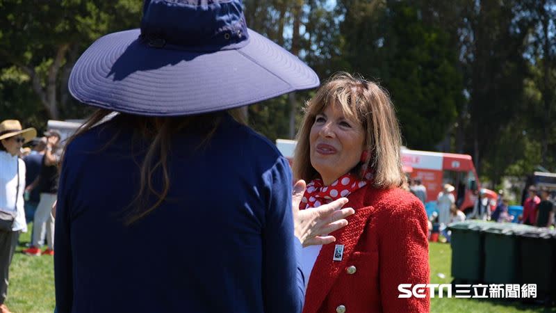 前眾議員斯佩爾（Jackie Speier）相當親民，日前參加希爾斯堡市國殤日活動時，熱情地與民眾合影、聊天。（圖／記者周均庭攝）