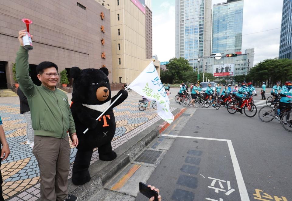 交通部長林佳龍7日出席2021自行車旅遊年活動，表示已有在規劃推出團體旅遊的專案補助。   圖：翻攝自林佳龍臉書