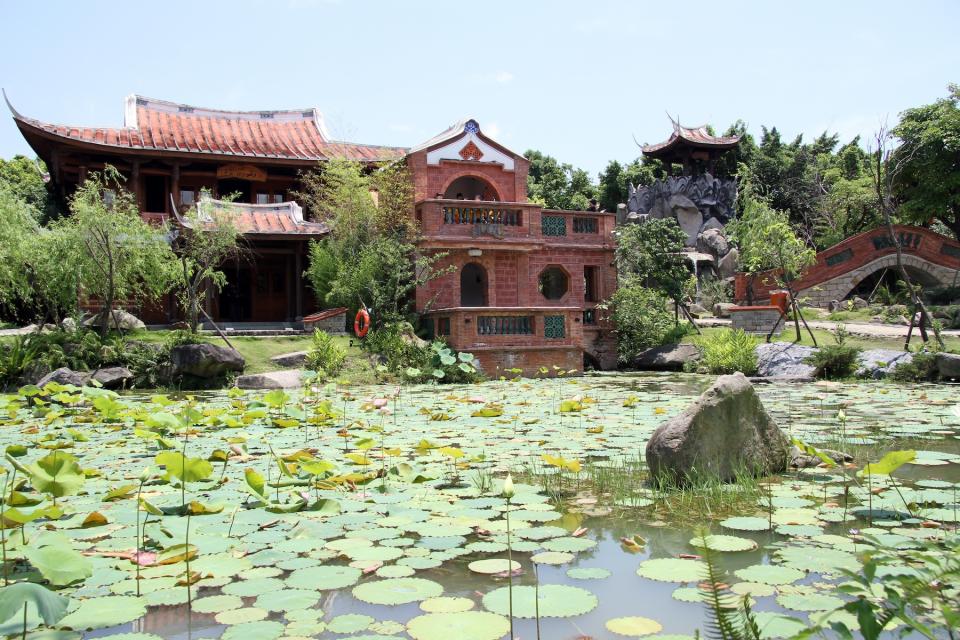 林安泰古厝荷花池搭配小橋與涼亭造景（圖片來源：Getty Creative）