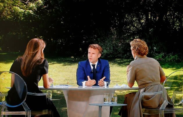 Emmanuel Macron face à Anne-Claire Coudray (TF1) et Caroline Roux (France Télévisions) ce jeudi 14 juillet. (Photo: LUDOVIC MARIN via AFP)