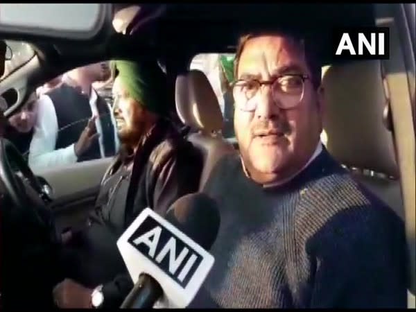 Haryana: Indian National Lok Dal (INLD) Abhay Chautala met farmers protesting at Masani Barrage at Delhi-Jaipur Highway in Rewari earlier today. (Photo/ANI)