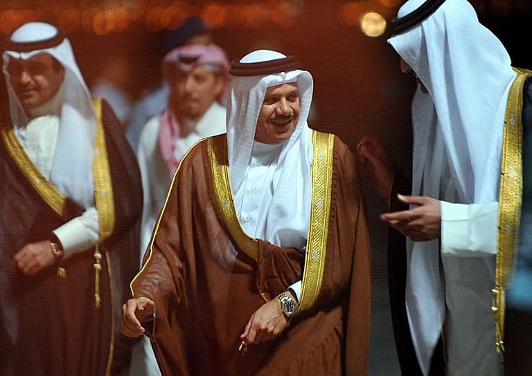 A picture taken through glass shows Gulf Cooperation Council secretary general Abdul Latif al-Zayyani (C) arriving in Riyadh from Yemen where he was encircled at the Emirati embassy by armed regime supporters to attend an extraordinary meeting of GCC foreign ministers to discuss situation in Yemen